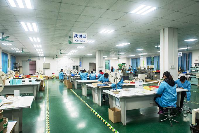 喬偉生產(chǎn)車間全景手機(jī)網(wǎng)站昆山喬偉新材料網(wǎng)站版權(quán)注仿冒必究